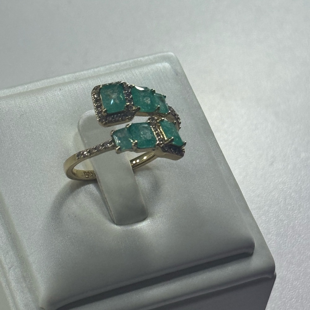 Elegant Gold and Green Gemstone Ring